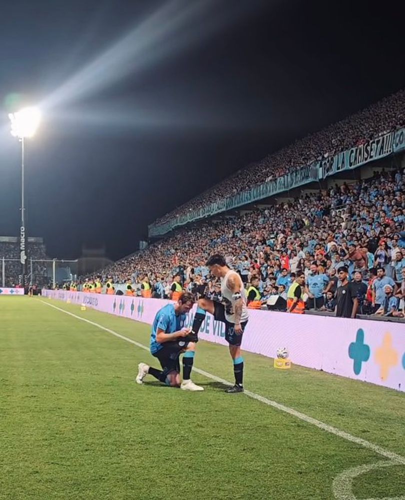 El "Chino" Zelarayán y el "Mudo" Vázquez. Mucha calidad en una foto que es fútbol puro.