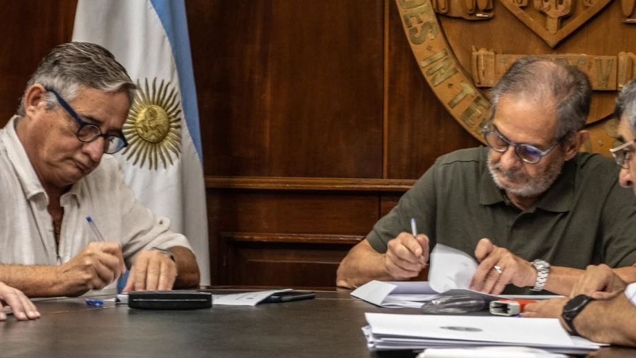 Pagani firmó contrato para nuevas obras en la UNT