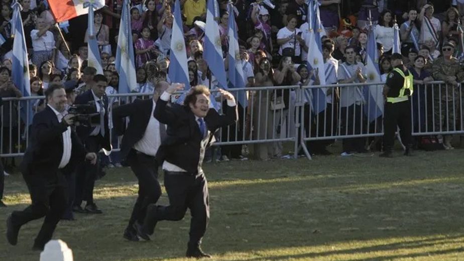 La eufórica entrada de Javier Milei al acto en San Lorenzo: qué pasó