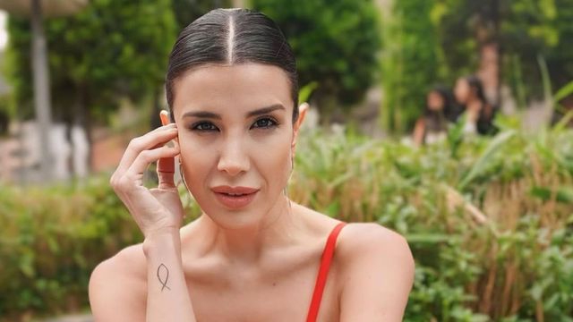 Andrea Rincón se sumó a la tendencia del saco sastrero y dio cátedra de estilo con un look blanco y negro