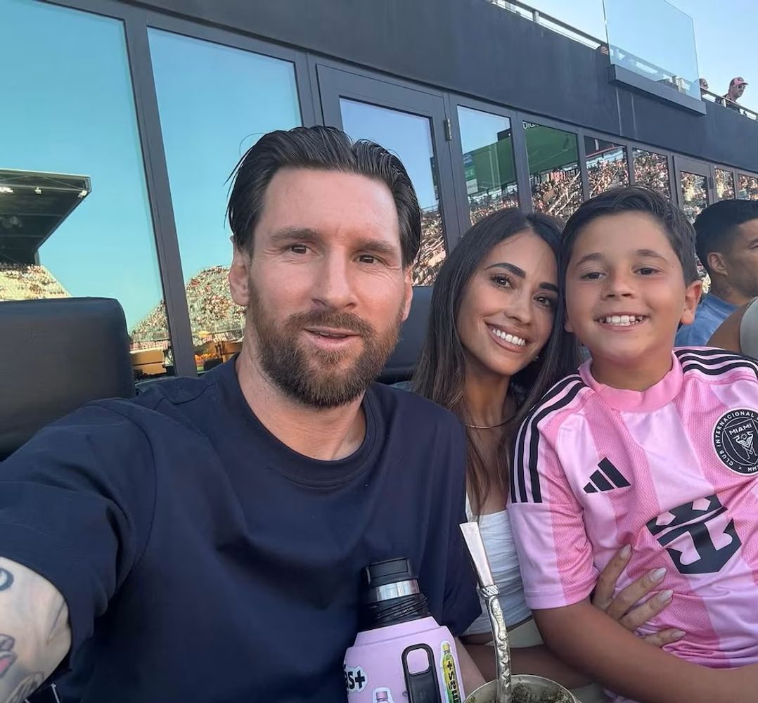 Leonel Messi, Antonela Rocuzzo y Mateo Messi.