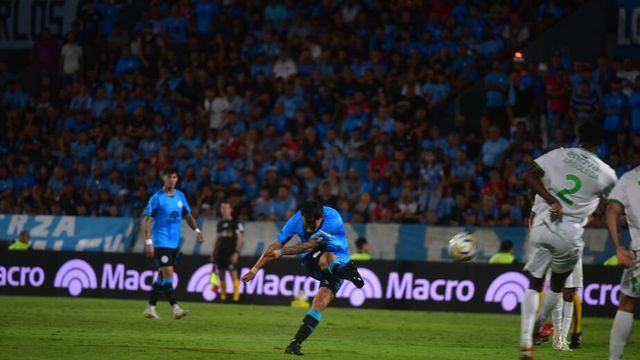 Prepara, apunta y... golazo de Lucas Zelarayán para Belgrano.
