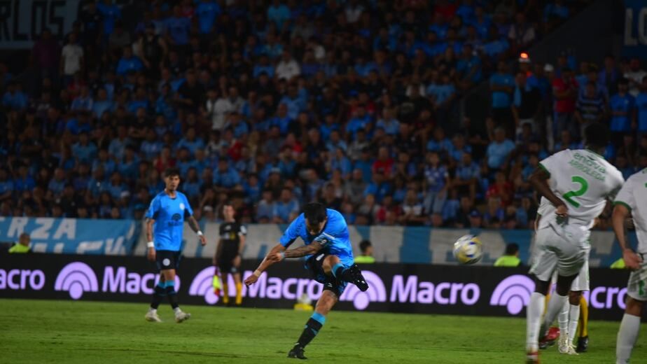 El golazo de Belgrano, con la genialiadad del Chino Zelarayán para gritarlo toda la noche