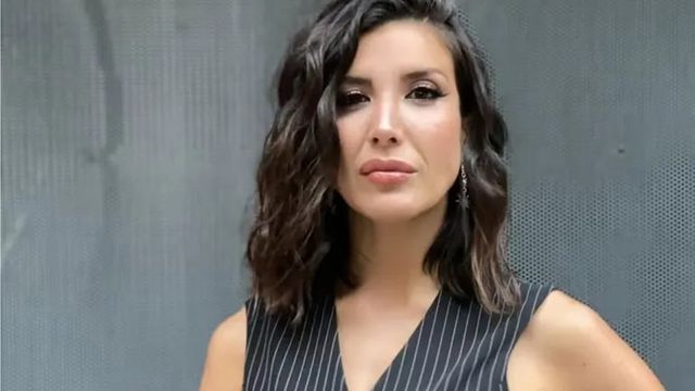 Botas y vestido multicolor: Andrea Rincón eligió la combinación tendencia de la temporada con un look estilo retro