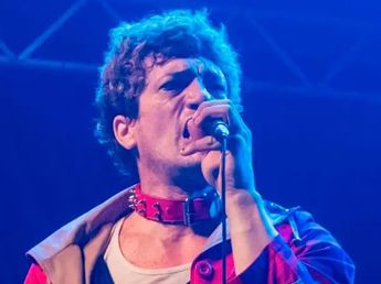La inesperada visita del Pity Álvarez en Funes: música, guitarras y una tarde de barrio
