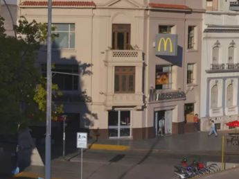 Un adolescente causó destrozos en un McDonald's de Córdoba: el video del momento