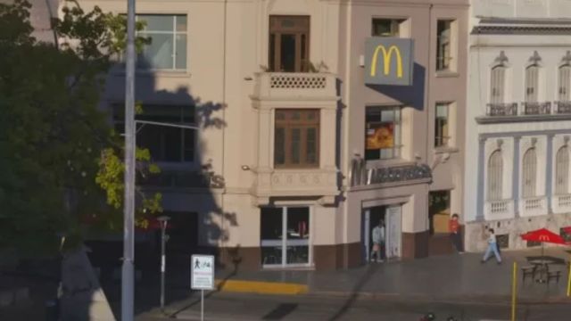 Un adolescente protagonizó destrozos frente a Plaza España.