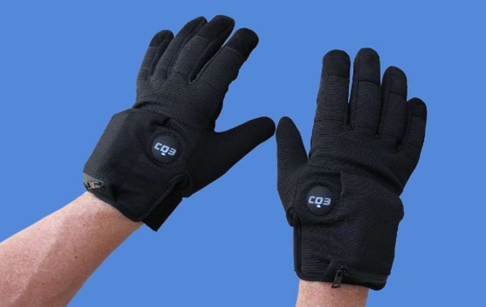 Quinteros probó los guantes de la Policía. 