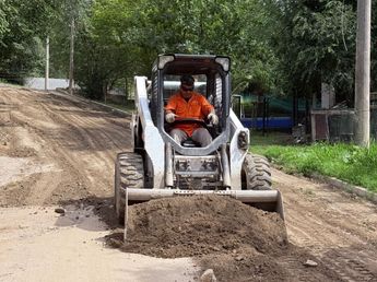 Plan de Mantenimiento Vial: intensos trabajos en Villa del Lago, Villa del Río, La Quinta y Sarmiento