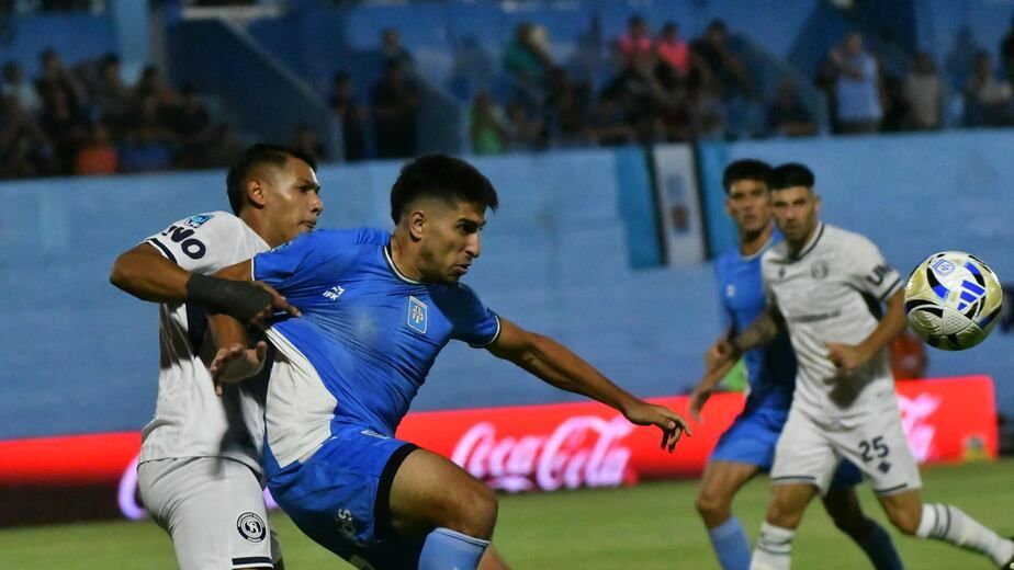 Estudiantes perdió en Río Cuarto y quedó último, ante un Independiente Rivadavia puntero
