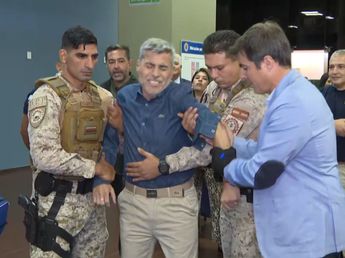 Seguridad: Quinteros probó en vivo los nuevos guantes eléctricos de la Policía de Córdoba