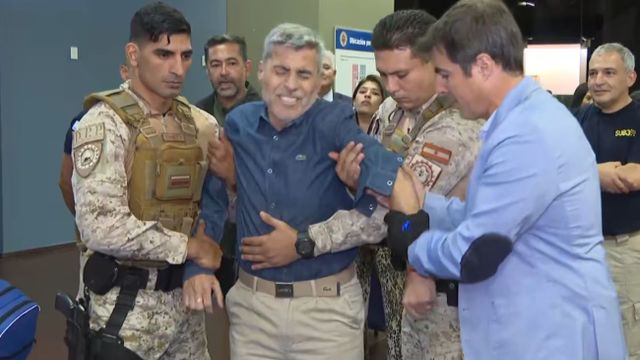 Quinteros probó los guantes de la Policía.