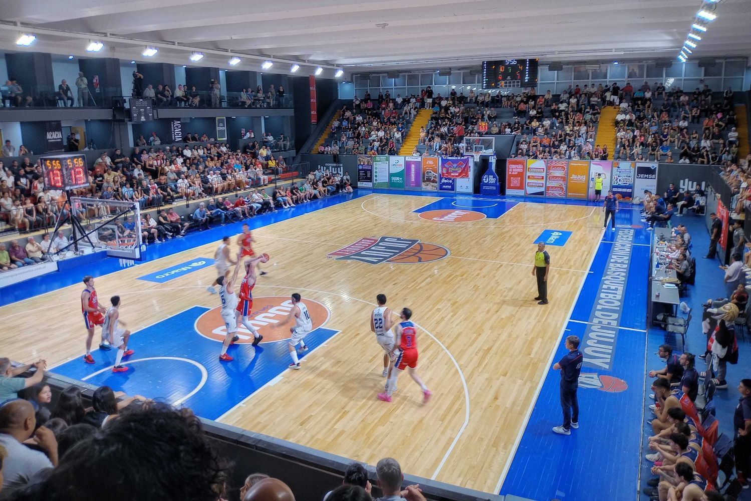 Jujuy Básquet pudo festejar ante su gente en la “Fede” al término de un partido más que intenso que se estiró hasta el suplementario.