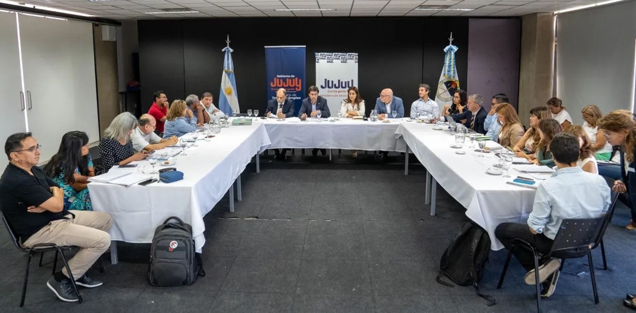En el reinicio de las conversaciones paritarias, el Gobierno de Jujuy ofreció este lunes a los gremios docentes una "propuesta integral" orientada a mejorar los ingresos del sector.