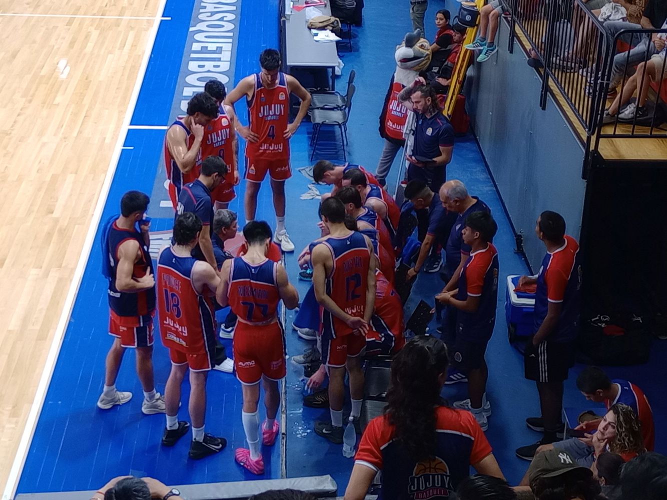 Las fluctuaciones en el rendimiento del equipo obligó al entrenador Guillermo Tasso a reclamar máxima concentración. Las instrucciones en el tiempo muerto dieron resultado y los "cóndores" remotaron el partido.