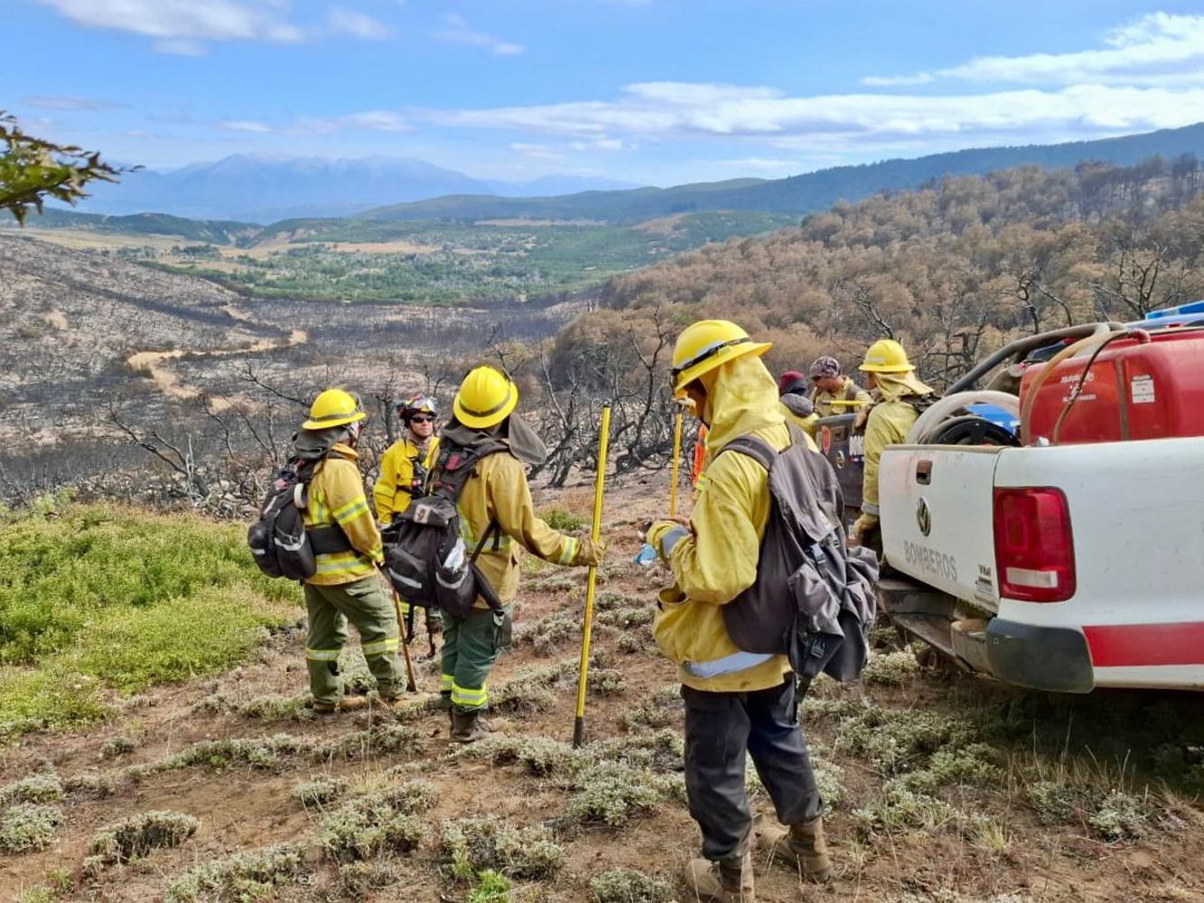 Incendios en Chubut. Brigadistas de Santa Fe, en acción.