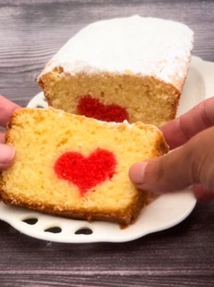 Cómo hacer un budín con un corazón color rojo en el centro: la receta ideal para sorprender en San Valentín