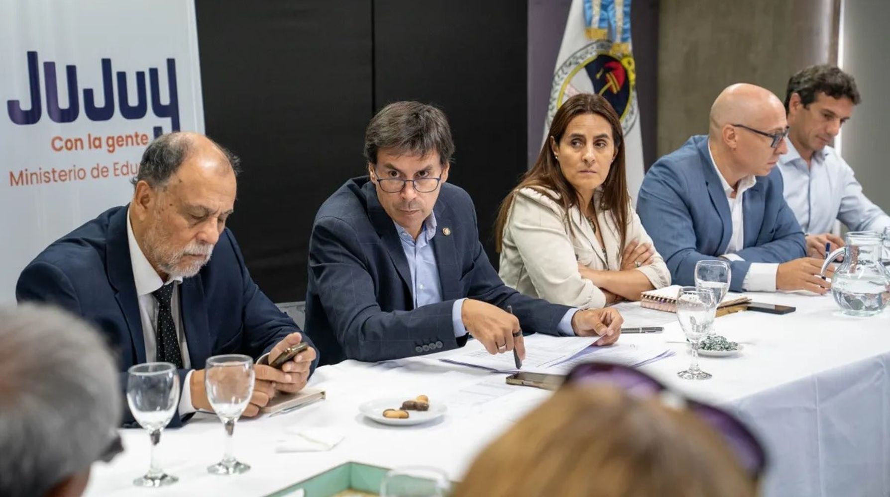 Los ministros Normando Álvarez García (Gobierno, Justicia y Trabajo); Federico Cardozo (Hacienda); y Daniela Teseira (Educación); encabezaron la primera reunión paritaria del año con los sindicatos docentes de Jujuy.