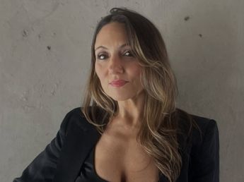 El destape de Verónica Brunati: la periodista arrasó con una bikini animal print y jugó al límite de la censura