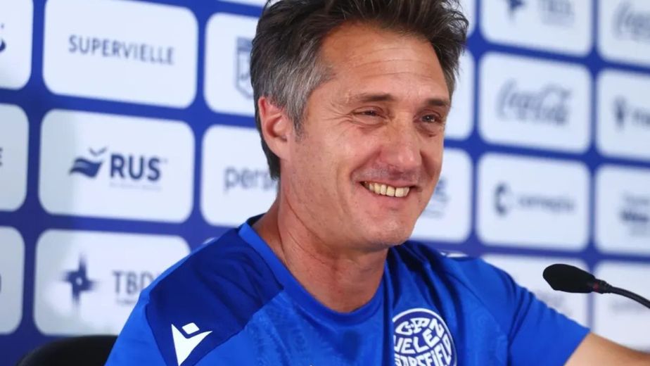 Con insulto incluido, una avioneta pidió refuerzos para Vélez: la desopilante respuesta de Guillermo Barros Schelotto