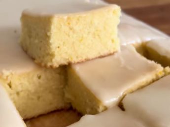 Cómo hacer cuadraditos de naranja súper esponjosos: la receta que te va a salvar la merienda