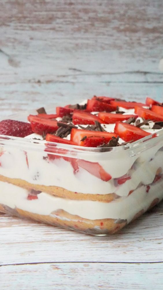 Así queda el tiramisú de frutilla.