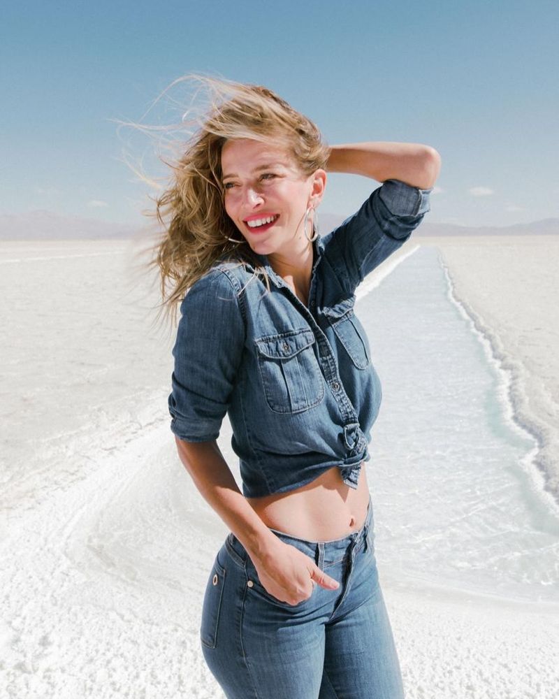 Ni pollera ni minishort: Luisana Lopilato dio cátedra de estilo un look total denim y marcó la tendencia de la temporada