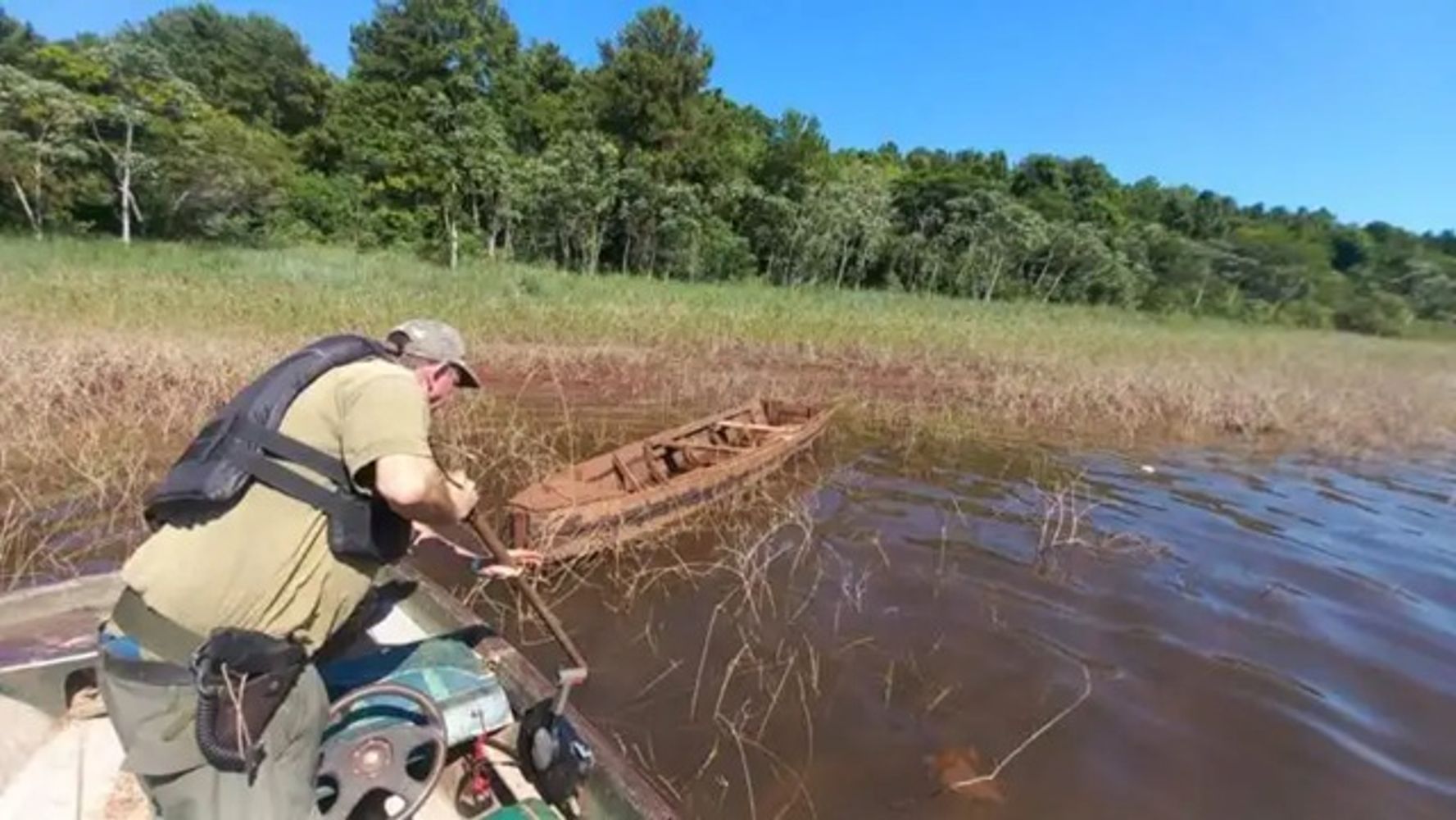 Lago Urugua-í: secuestran redes y destruyen botes utilizados para pesca furtiva.