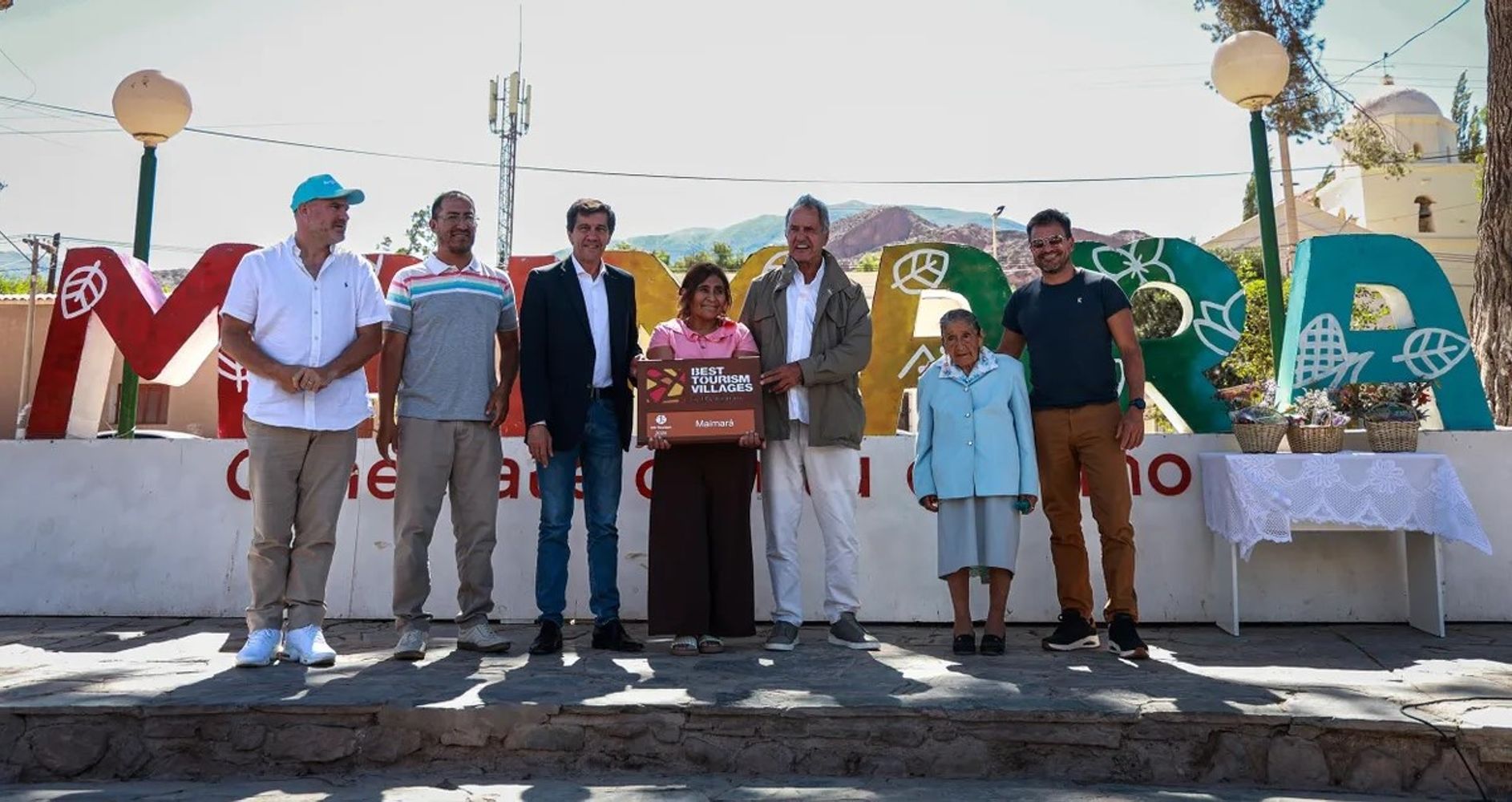 Sadir y Scioli entregaron a la intendenta Susana Prieto de Maimará la placa que se exhibirá en la localidad, testimoniando que es "uno de los pueblos más lindos del mundo".