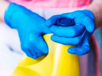ANMAT retiró del mercado una lavandina y varias marcas de cosméticos por riesgo para la salud