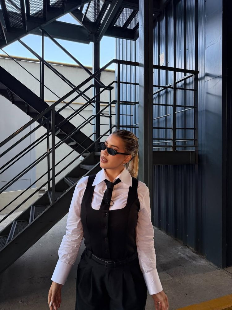 El look ejecutivo de Wanda Nara: la mediática eligió una camisa ajustada, la combinó con un accesorio must y arrasó en Instagram