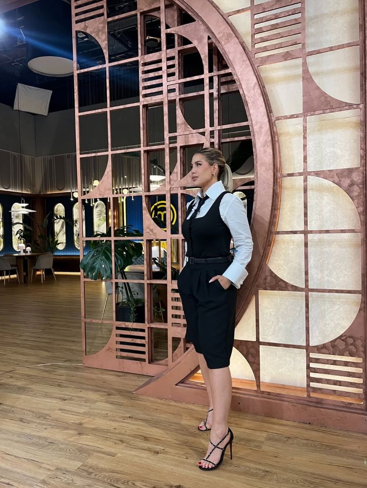 El look ejecutivo de Wanda Nara: la mediática eligió una camisa ajustada, la combinó con un accesorio must y arrasó en Instagram