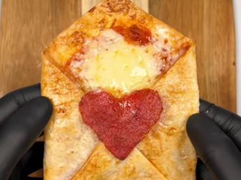 Cómo hacer una pizza en forma de carta para la cena de San Valentín: la receta con 6 ingredientes
