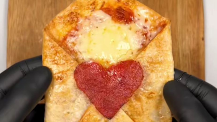 Cómo hacer una pizza en forma de carta para la cena de San Valentín: la receta con 6 ingredientes