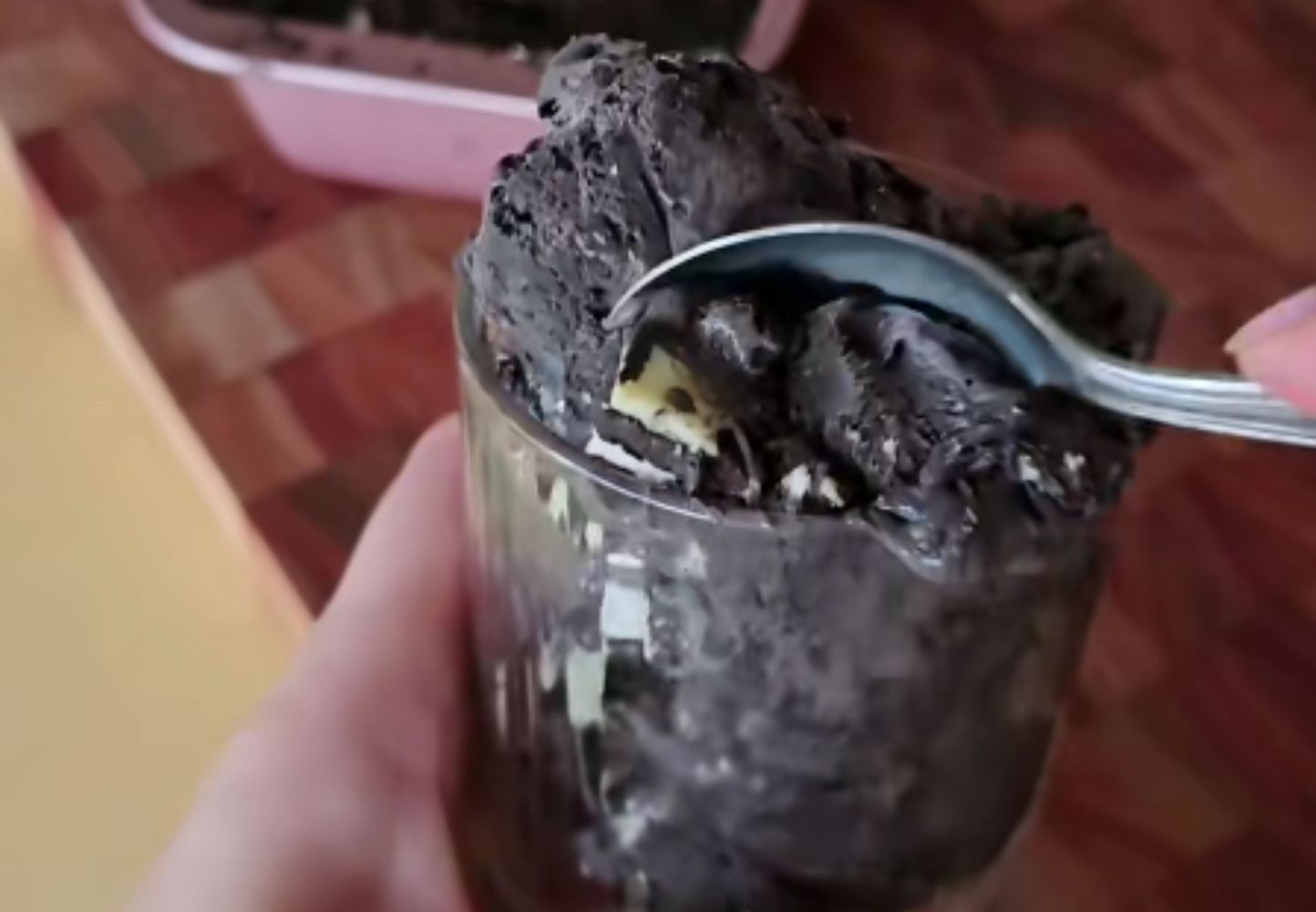 Así queda el helado de oreo casero.