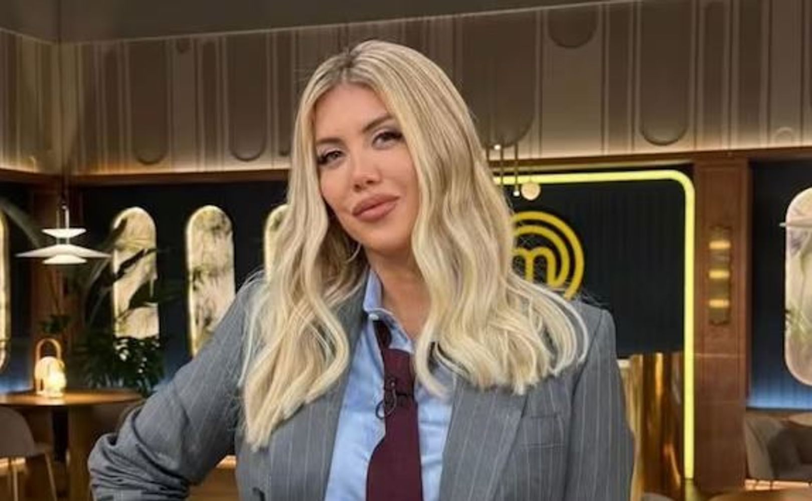 El look ejecutivo de Wanda Nara: la mediática eligió una camisa ajustada, la combinó con un accesorio must y arrasó en Instagram