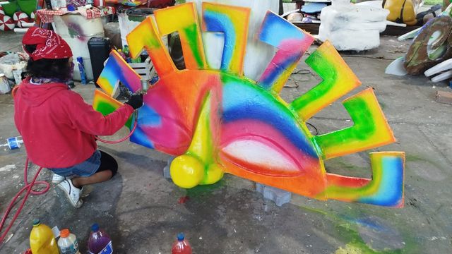 Producción de carrozas: artistas y equipos técnicos trabajan en las esculturas de carnaval.