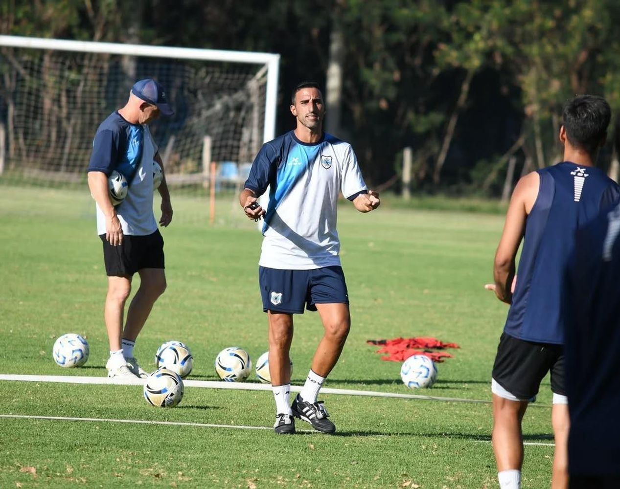 Aunque el horizonte presenta diversos desafíos, el trabajo interno en el plantel es de una concentración absoluta, destacó el entrenador del "Lobo", Hernán Pellerano.