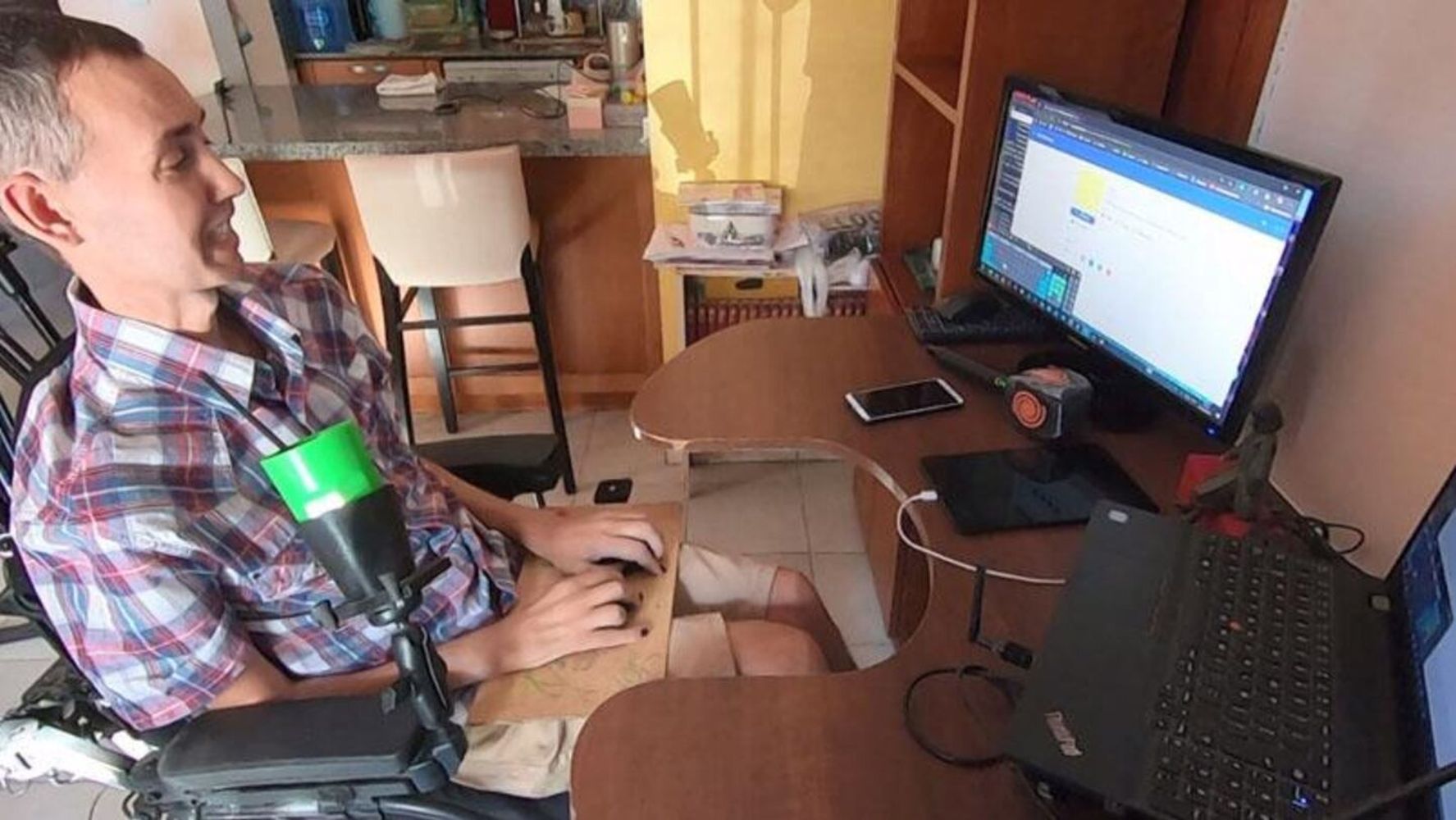 El ingeniero electrónico creó una aplicación que le solucionó un problema a quienes tienen dificultades para comunicarse mediante el habla.