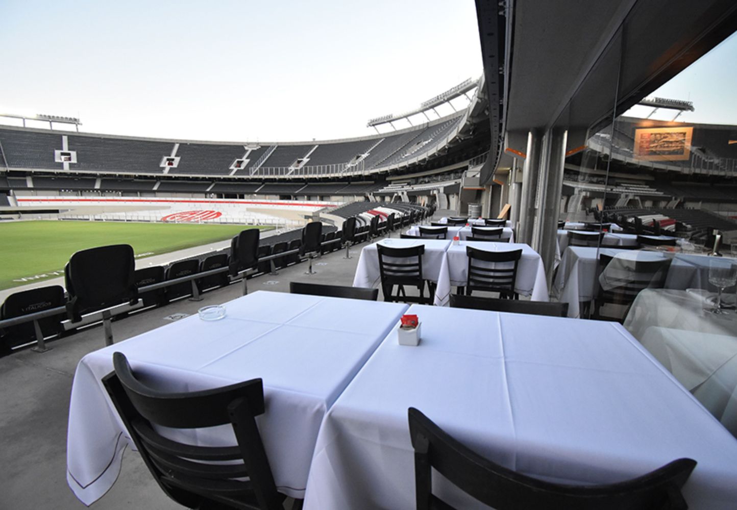 El bodegón también ofrece comer "en la tribuna".