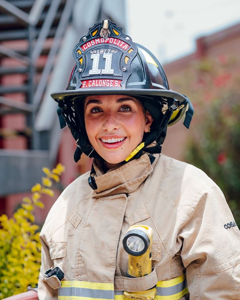 María Becerra con su uniforme de Bombero.