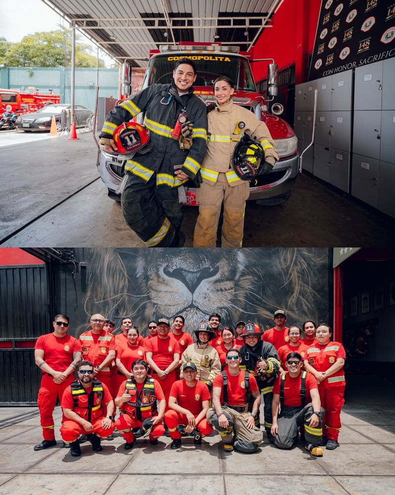 María posó con el cuartel de Bomberos.