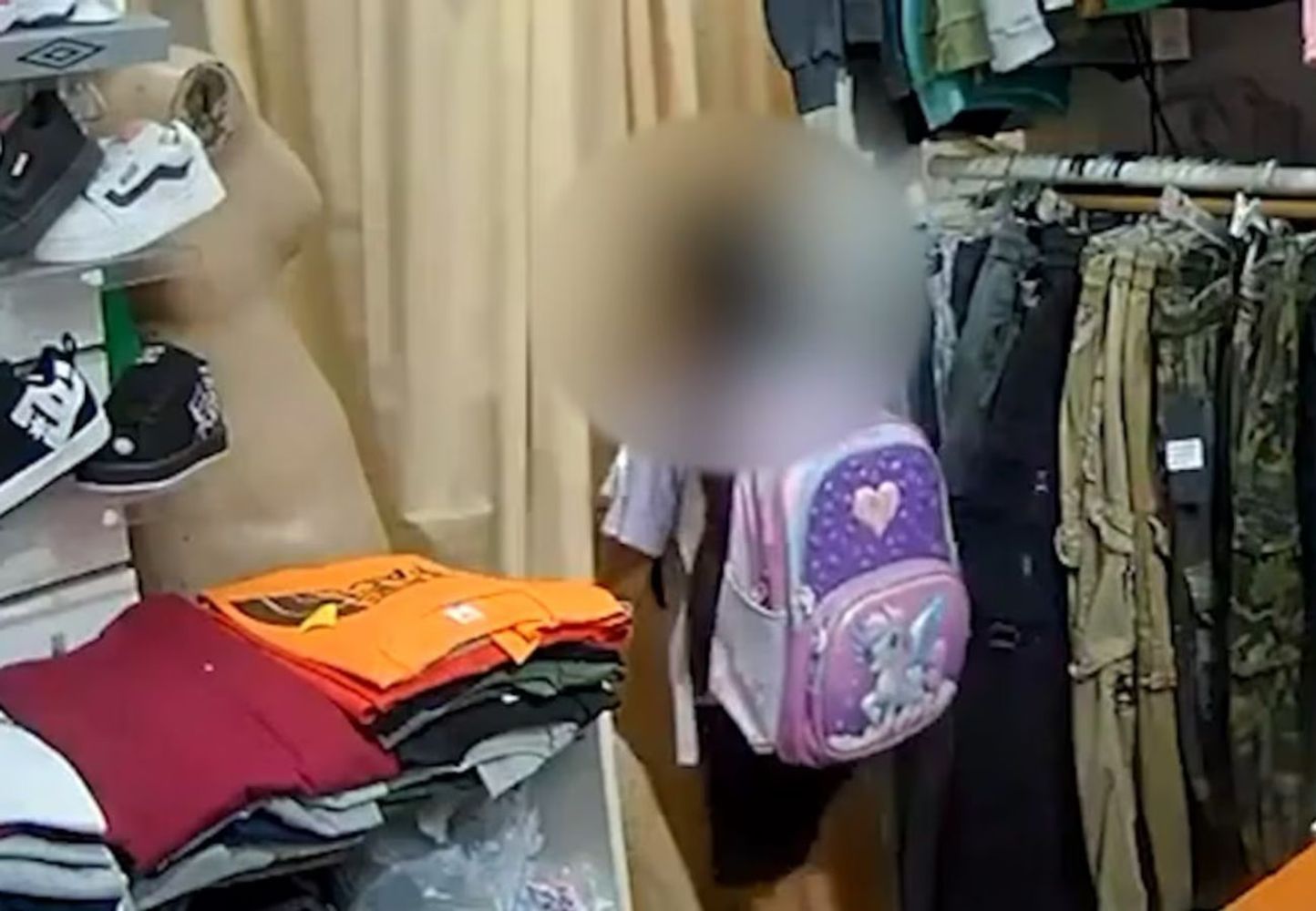 Una pareja robó con su hija menor en un local. 