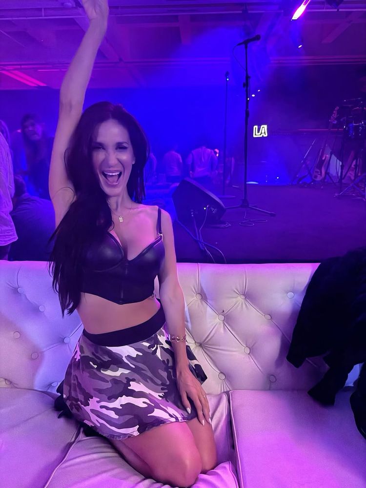 Silvina Escudero dio cátedra de estilo con el traje de baño en tendencia y el accesorio infaltable del verano
