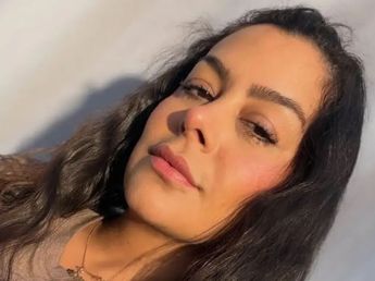 Traje sastrero y body estilo corsé: Larissa Riquelme se sumó a la tendencia "boudoir chic" y conquistó con un look total black