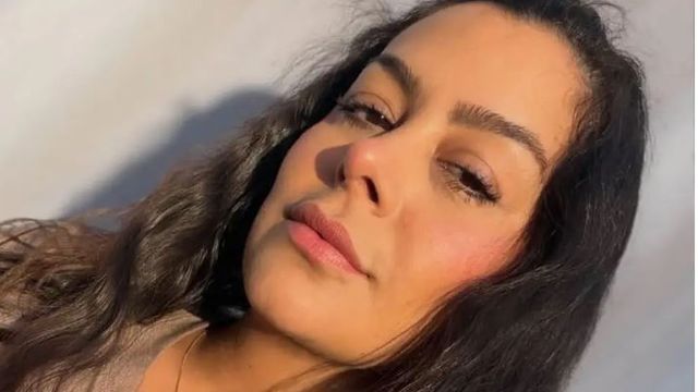 Larissa Riquelme se sumó a la tendencia del look sastrero y dio cátedra de estilo con un blazer color rojo fuego