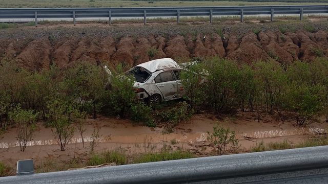 Las inclemencias del tiempo y las condiciones de la carpeta provocaron un despiste sobre autopista 19 en La Francia