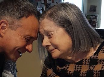 Violento asalto a la madre de Sergio Lapegüe: entraron a su casa de Banfield, dieron vuelta todo y golpearon a sus cuidadoras