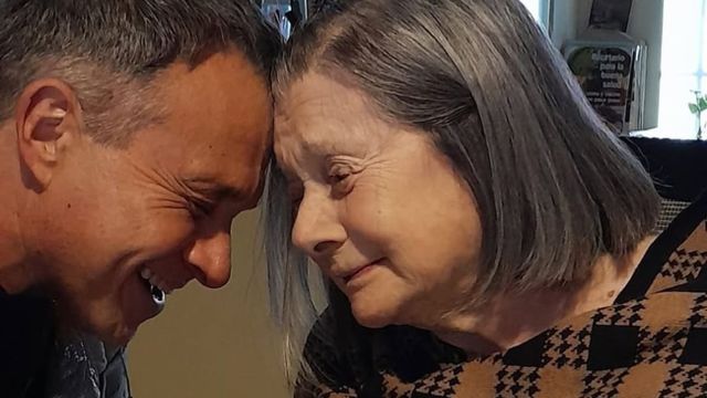 Sergio Lapegüe junto a su madre