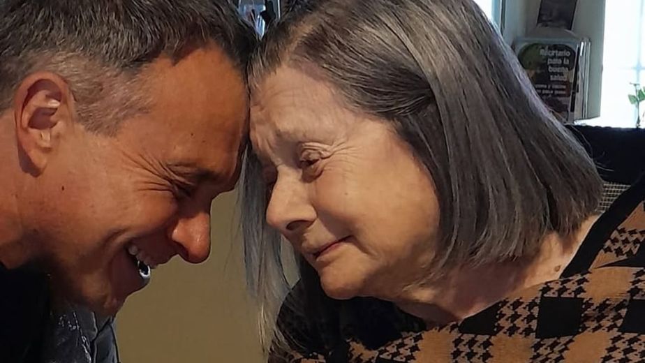 Violento asalto a la madre de Sergio Lapegüe: entraron a su casa de Banfield, dieron vuelta todo y golpearon a sus cuidadoras